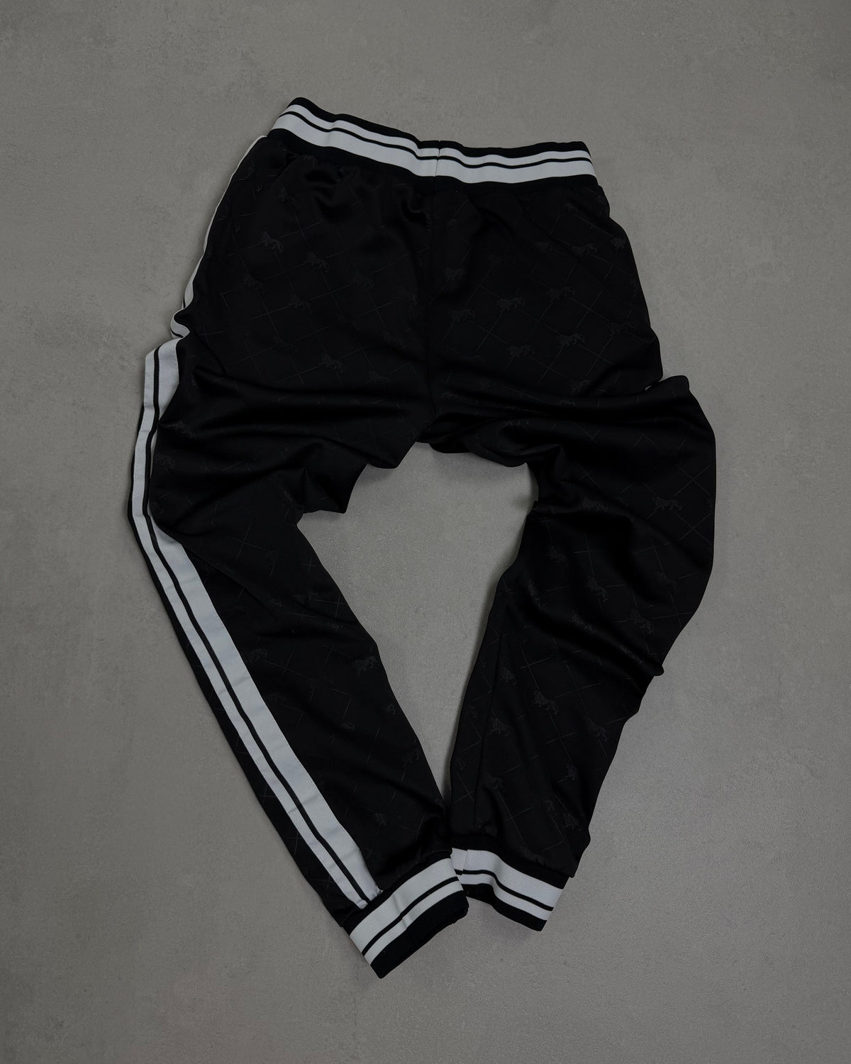 Lonsdale Trainingshose Schwarz mit Allover-Löwen Größe M – Rückseite