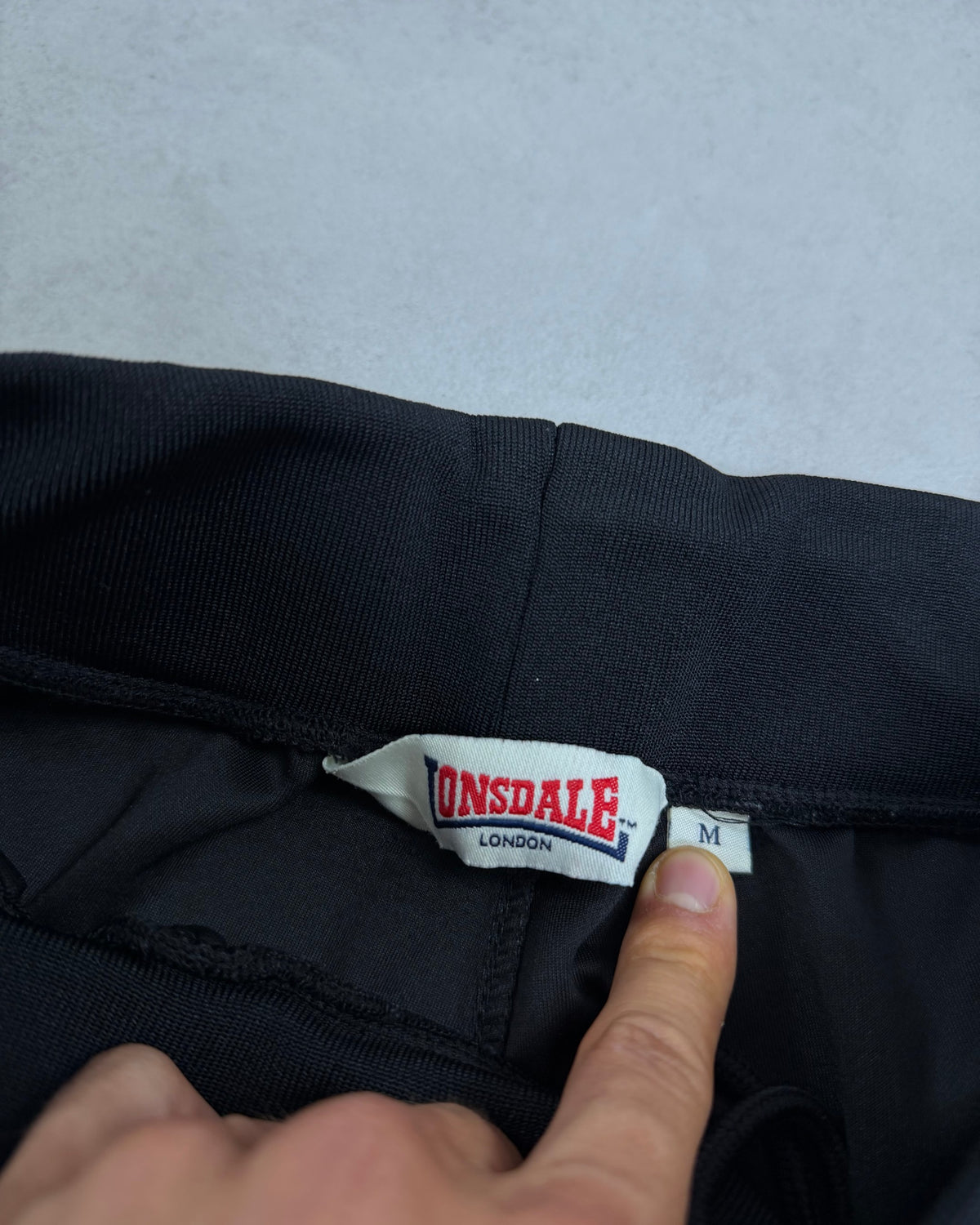 Lonsdale Trainingshose Schwarz mit Allover-Löwen Größe M – Etikett