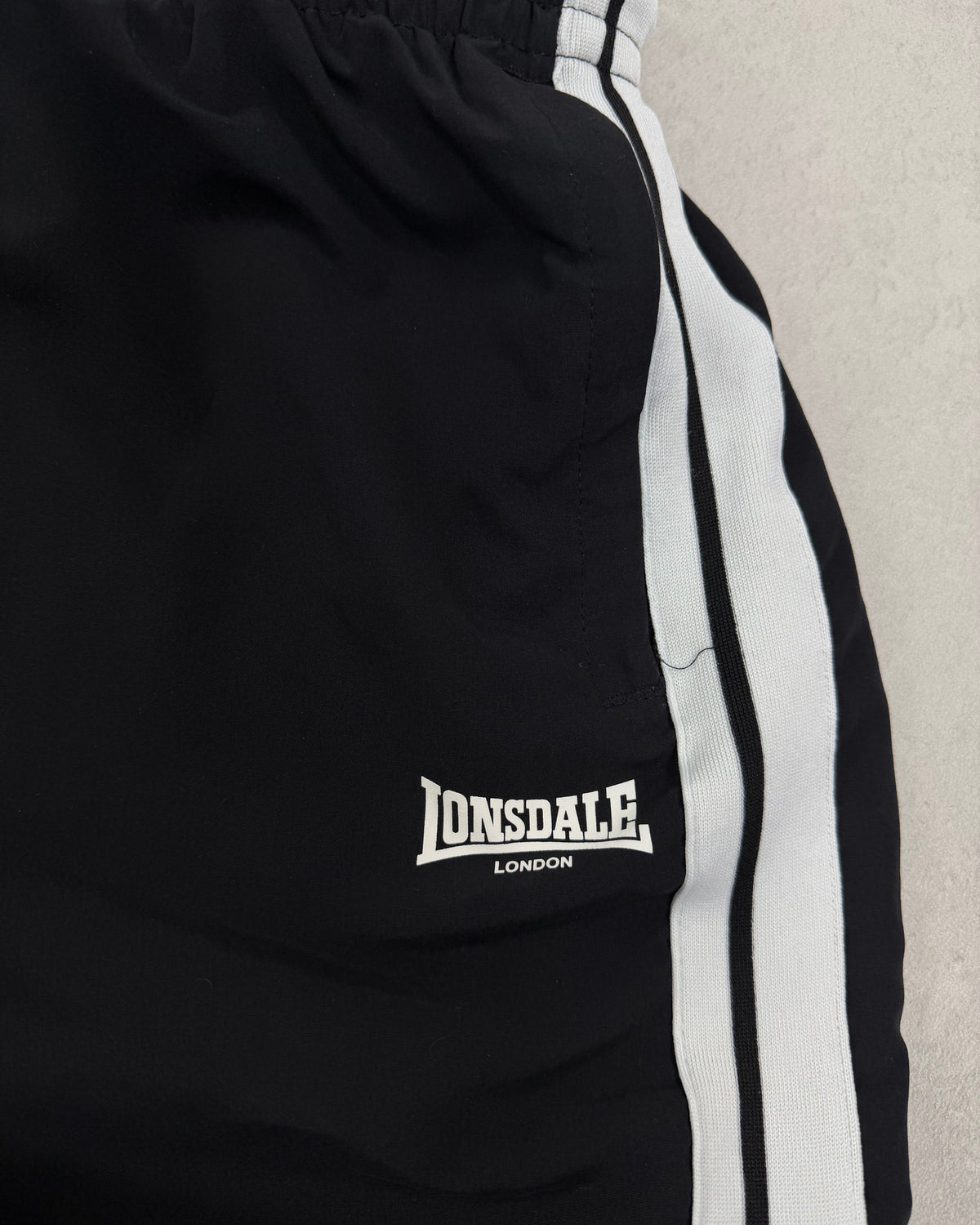 Lonsdale Trainingshose Schwarz mit Doppelstreifen Größe S – Detail