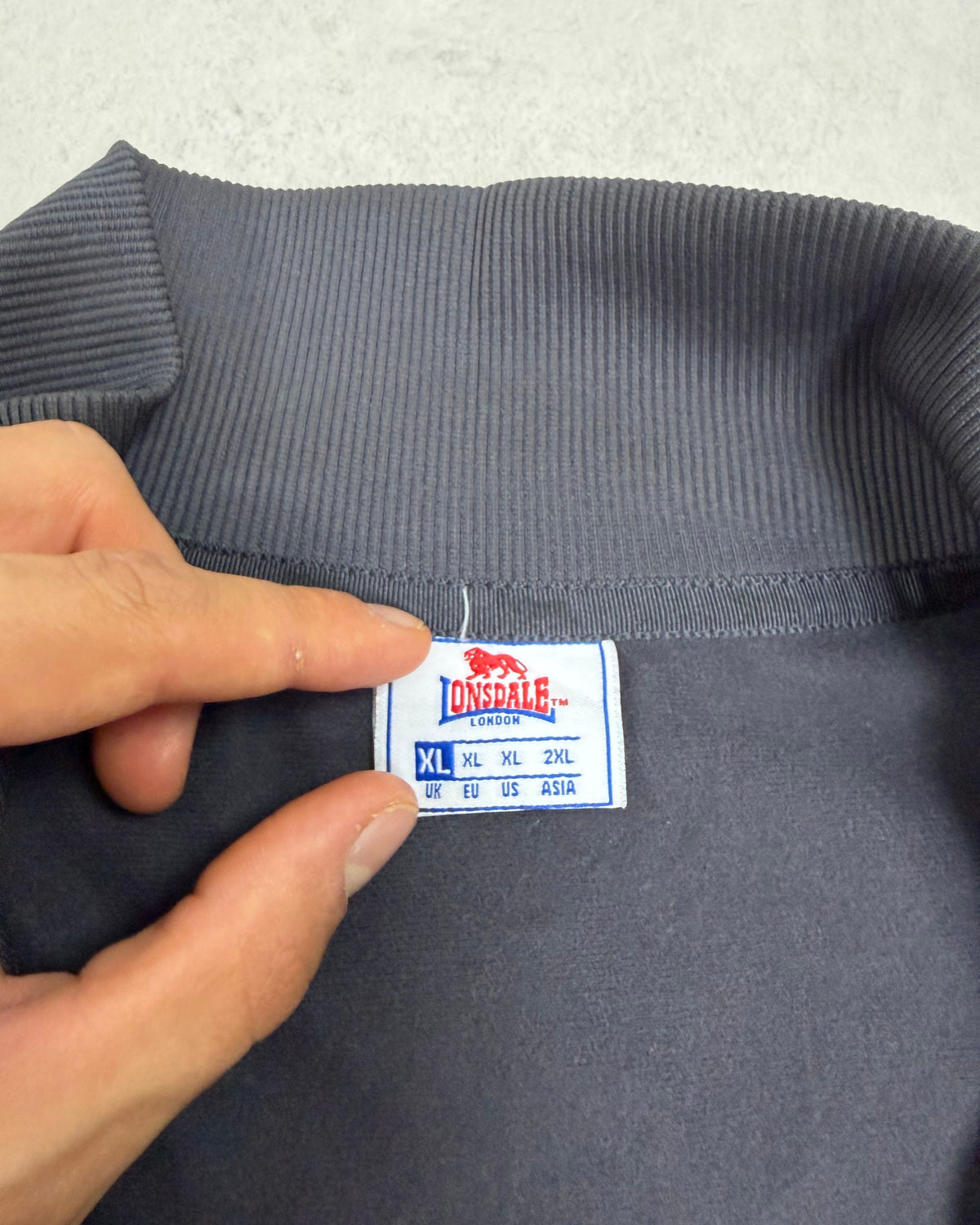 Lonsdale Trainingsjacke Anthrazit mit Streifen Größe XL – Etikett