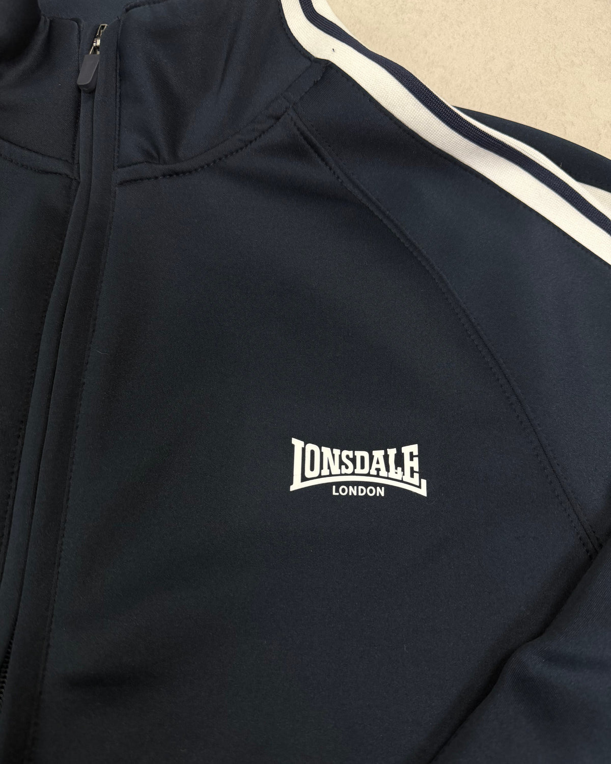 Lonsdale Trainingsjacke Navy mit weißen Schulterstreifen Größe S – Detail
