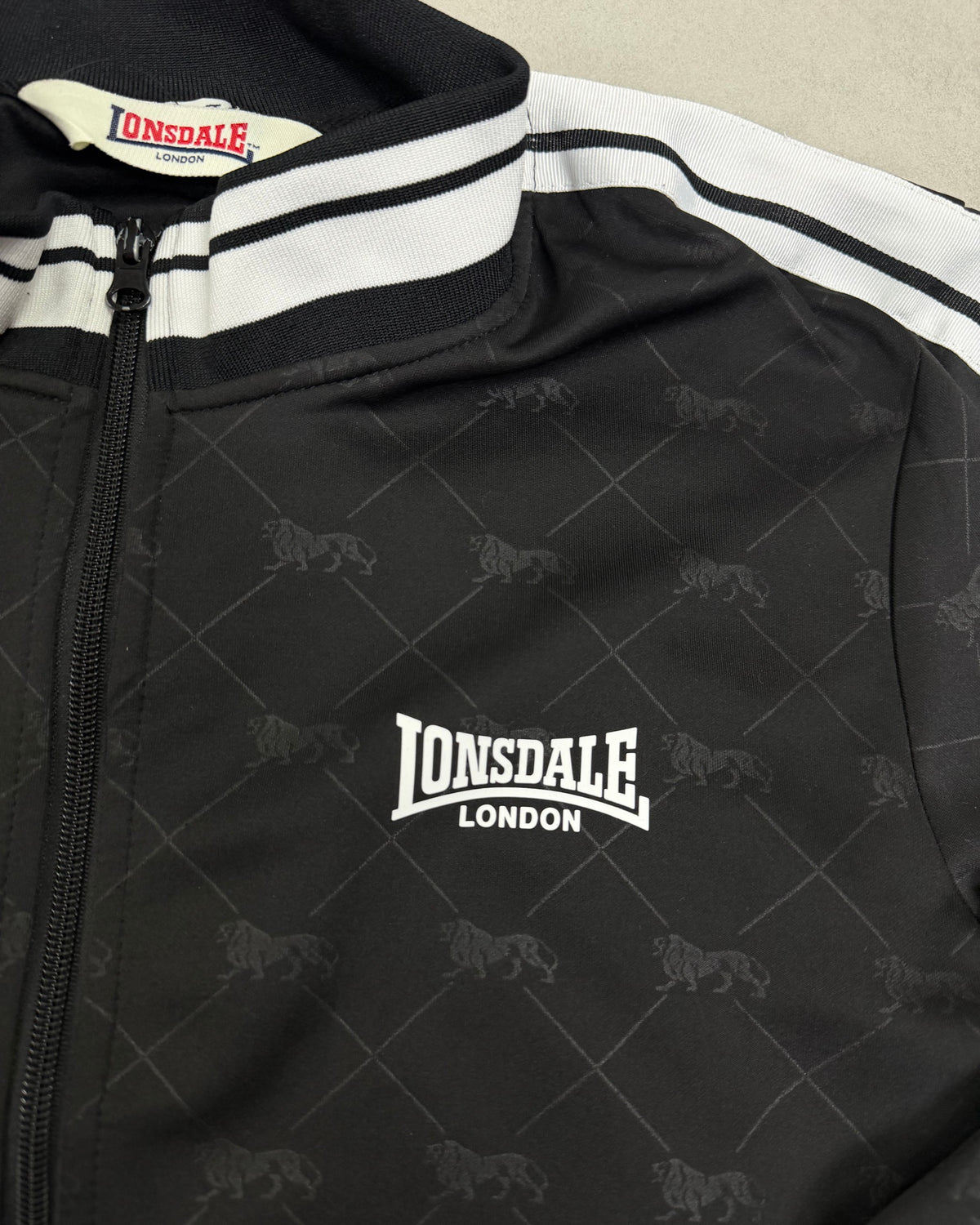 Lonsdale Trainingsjacke Schwarz mit Allover-Löwen Größe M – Detail