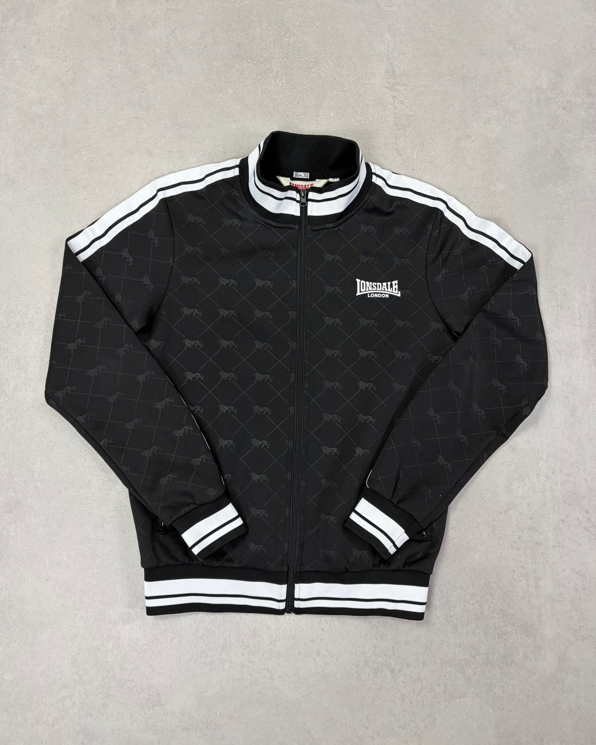 Lonsdale Trainingsjacke Schwarz mit Allover-Löwen Slim Fit Größe S – Vorderseite