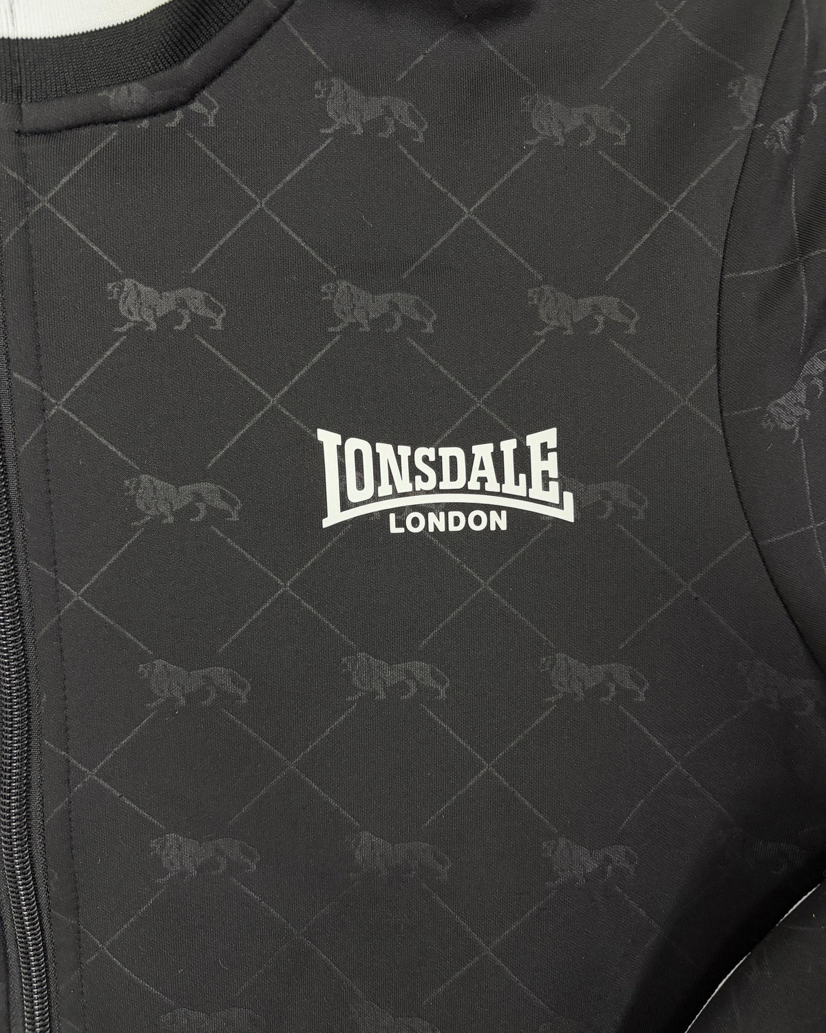 Lonsdale Trainingsjacke Schwarz mit Allover-Löwen Slim Fit Größe S – Detail