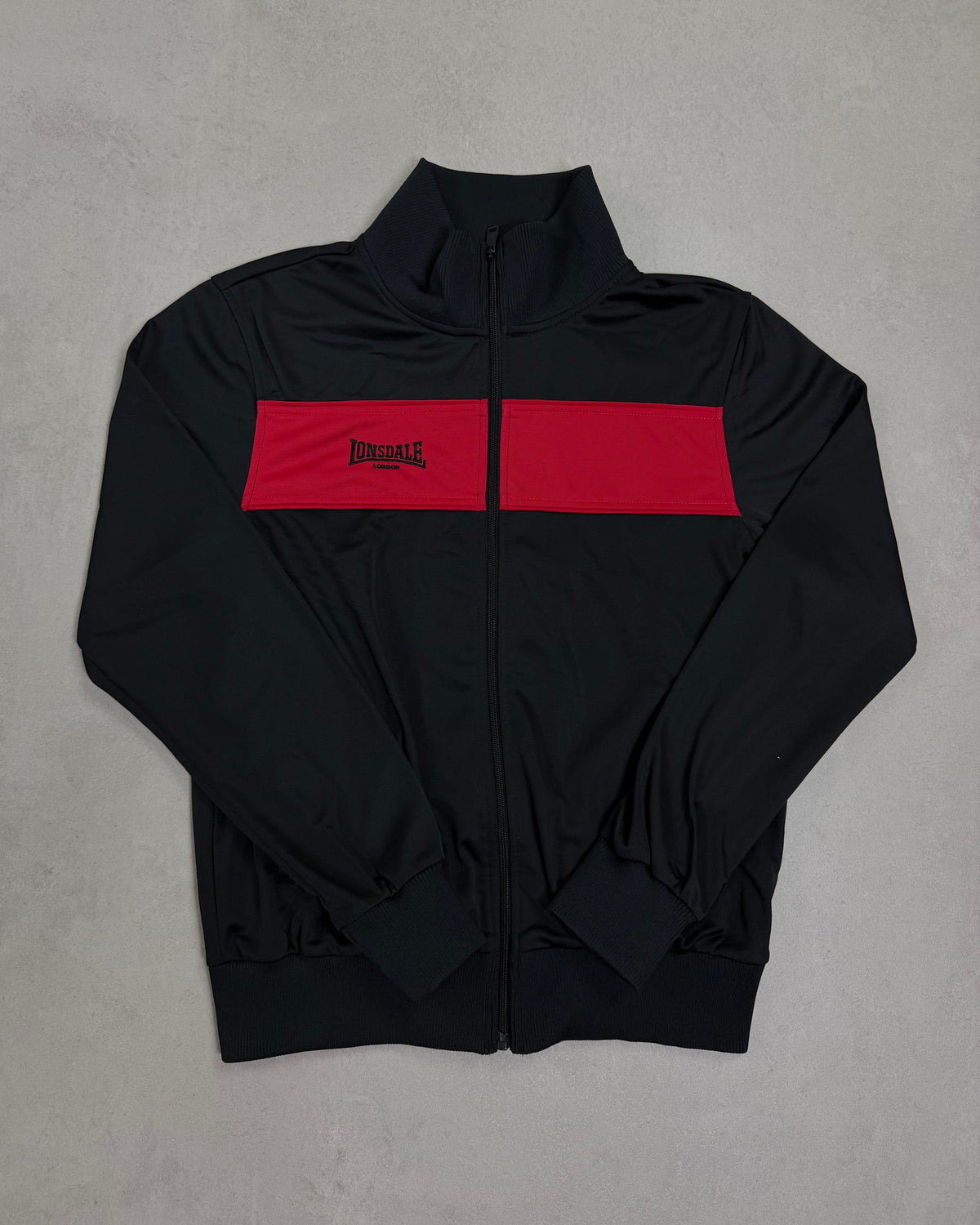 Lonsdale Trainingsjacke Schwarz mit rotem Brustblock Größe L – Vorderseite
