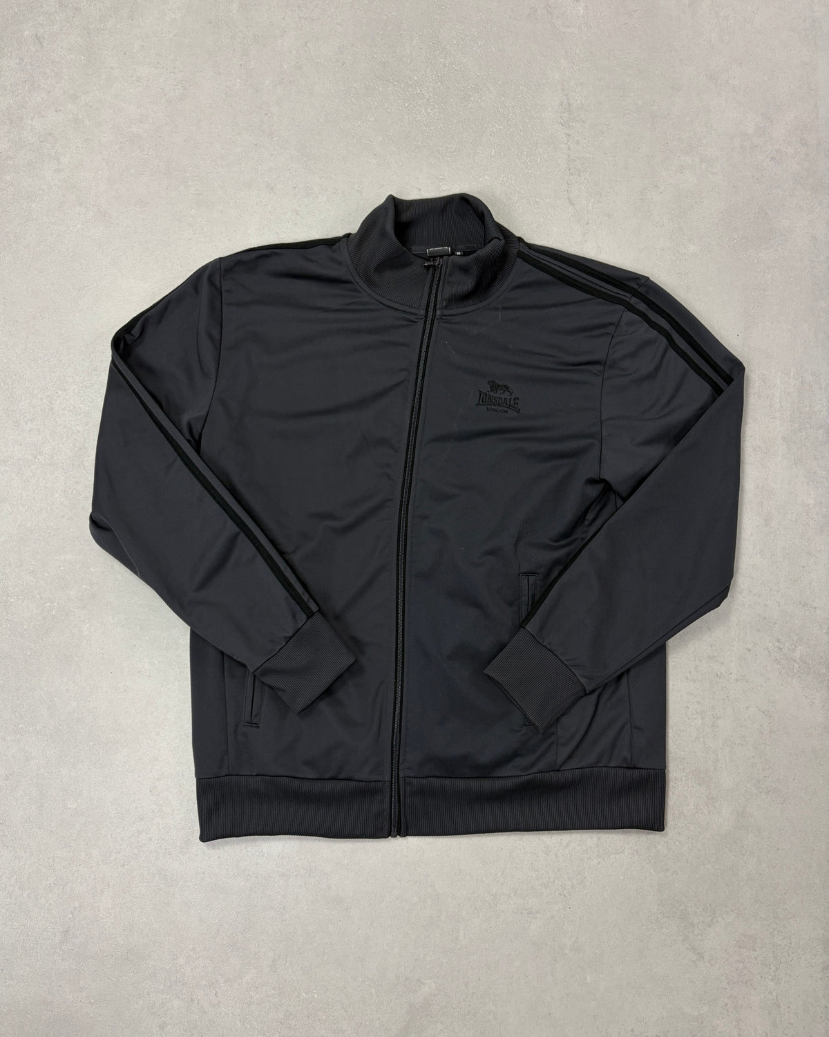 Lonsdale Trainingsjacke Schwarz Ton-in-Ton Größe M – Vorderseite