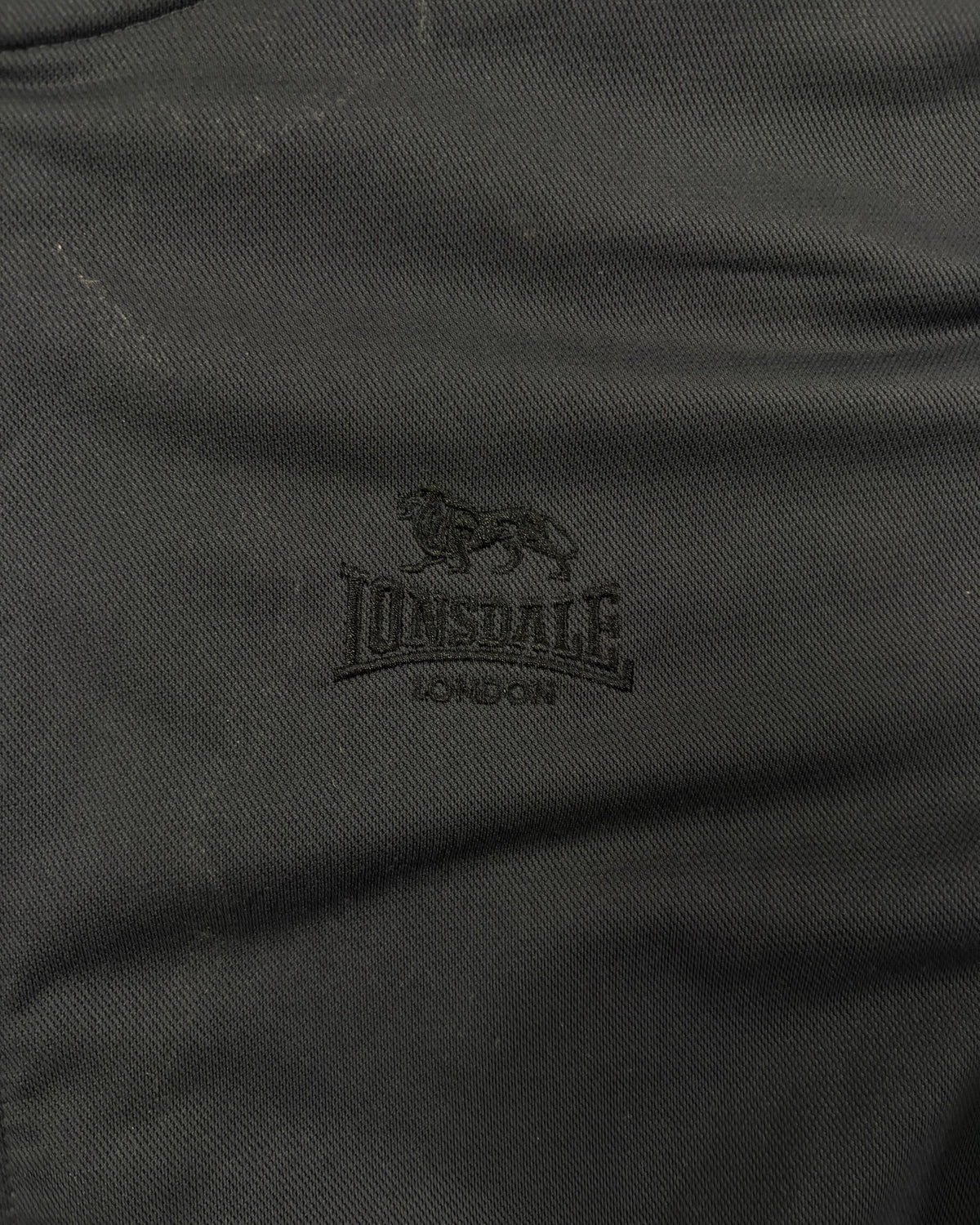 Lonsdale Trainingsjacke Schwarz Ton-in-Ton Größe M – Detail