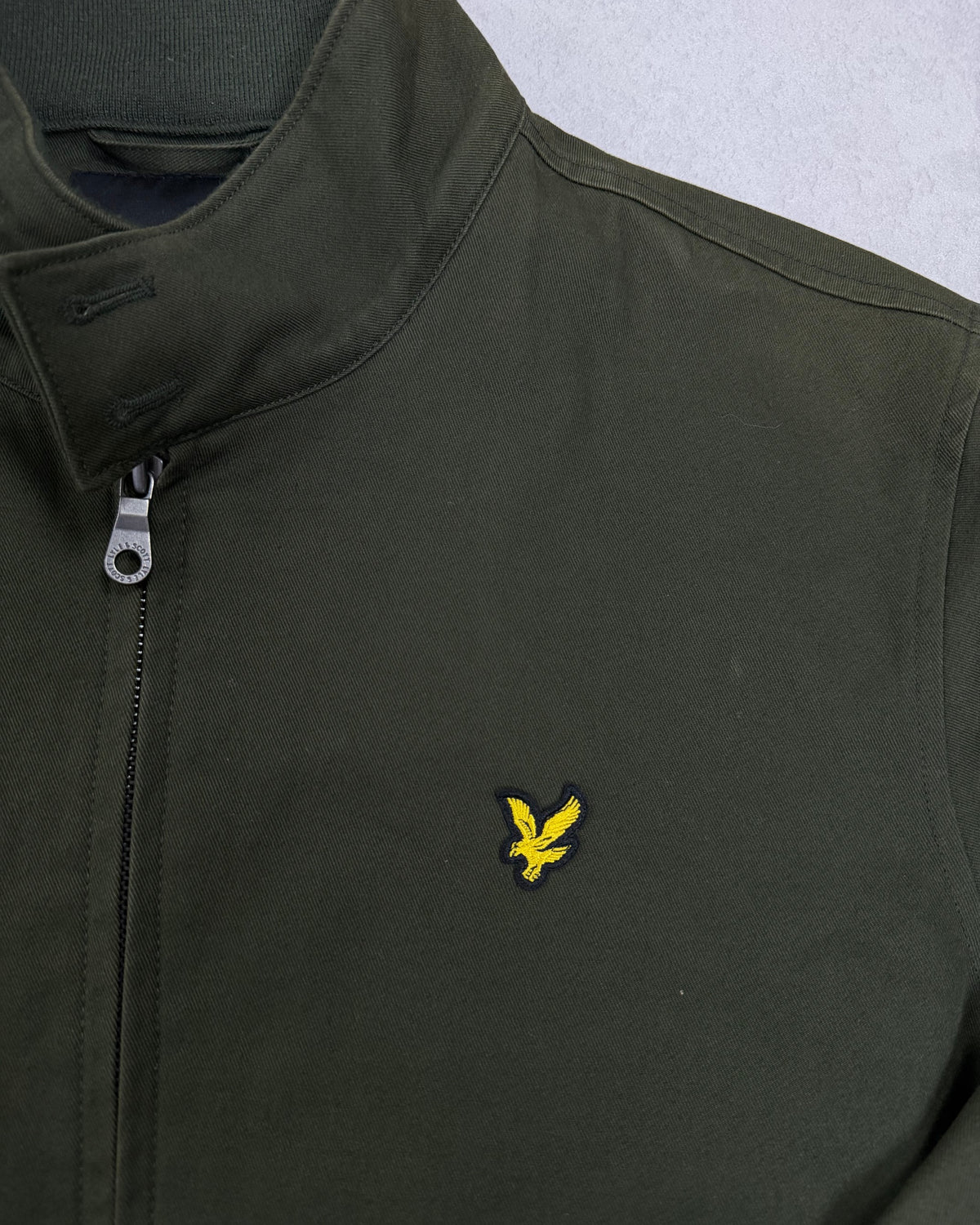 Lyle & Scott Harrington-Jacke Oliv mit Tartan-Futter Größe XL – Detail