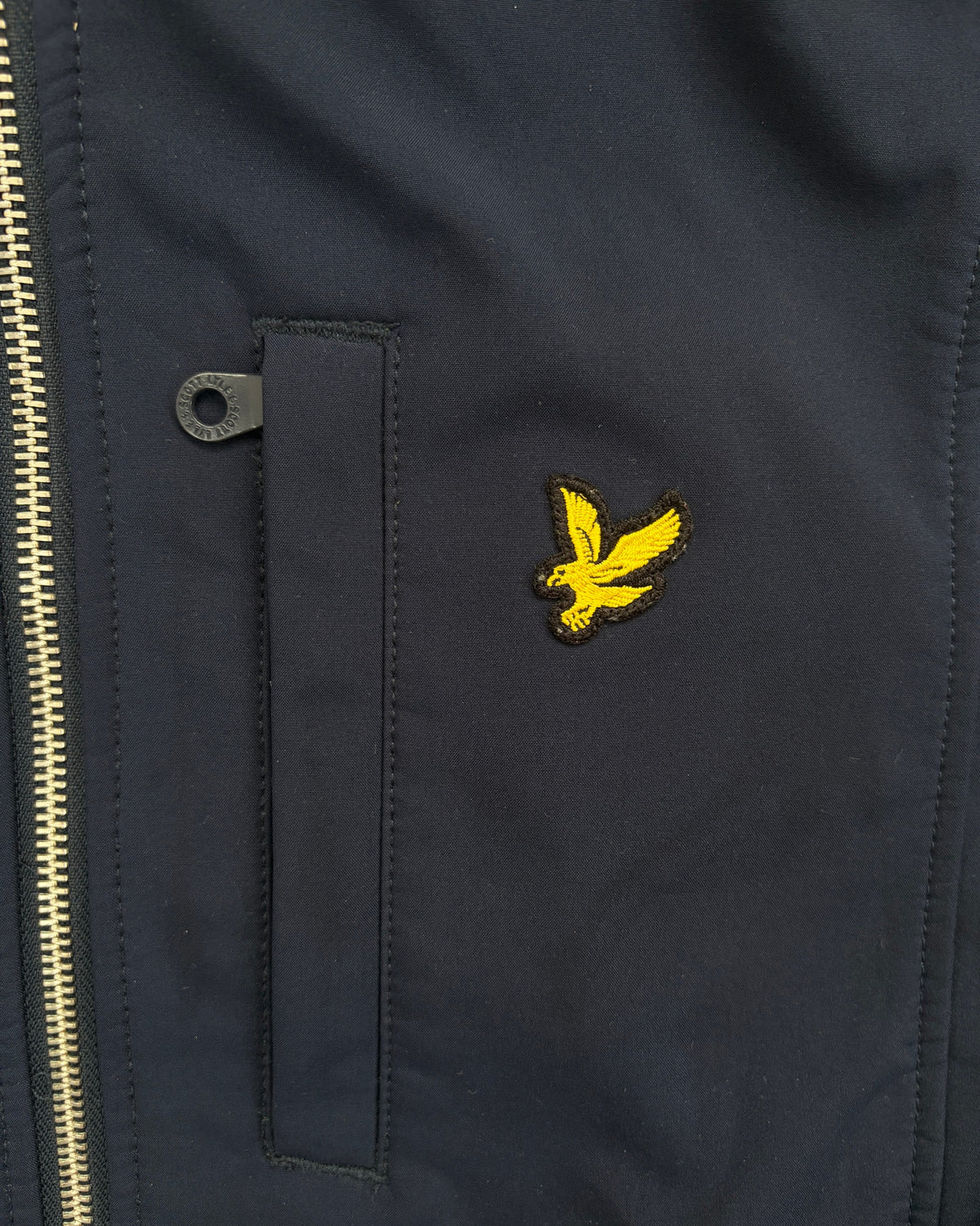 Lyle & Scott Kapuzen-Windjacke Navy mit Gold-Zip Größe M – Detail