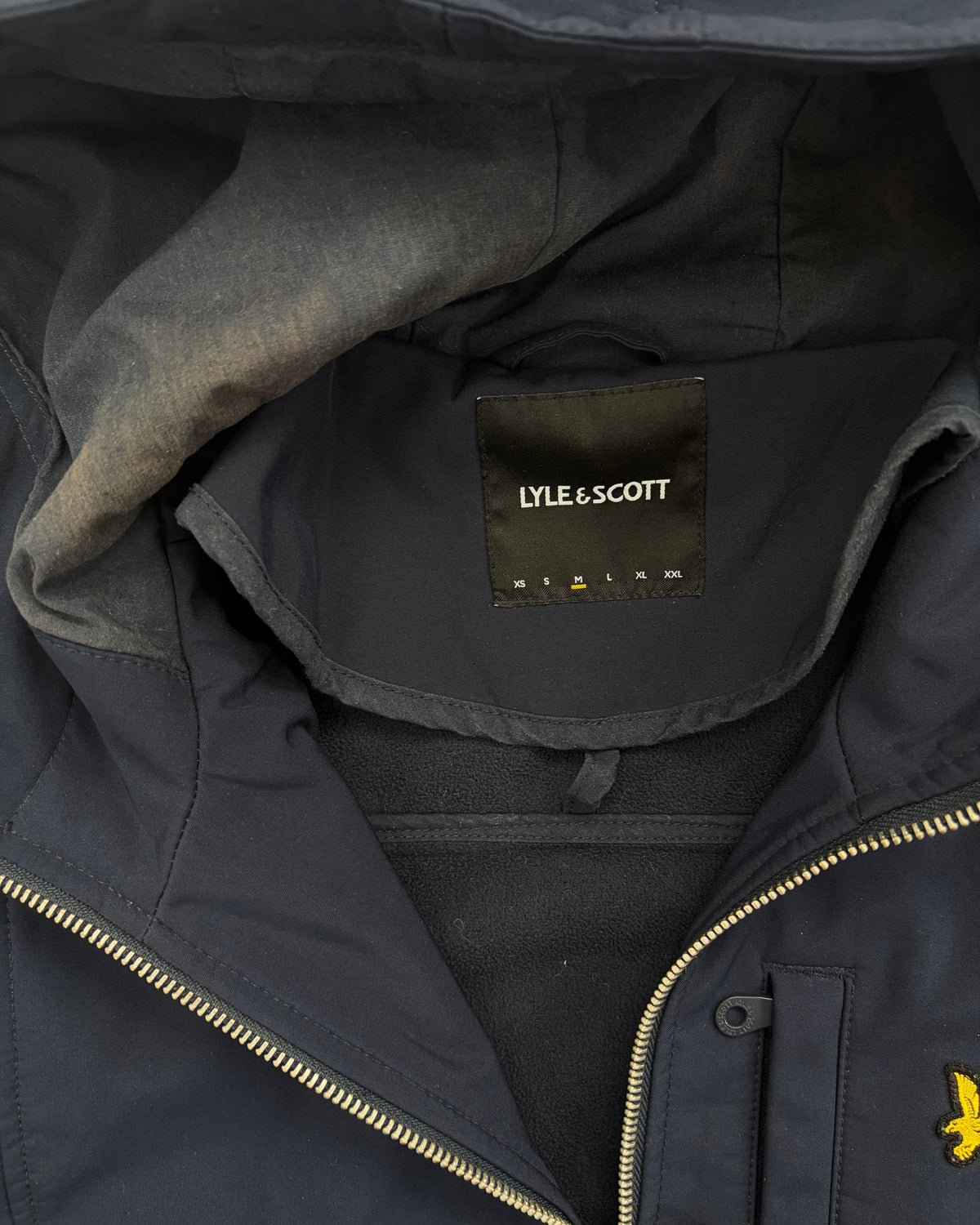 Lyle & Scott Kapuzen-Windjacke Navy mit Gold-Zip Größe M – Etikett