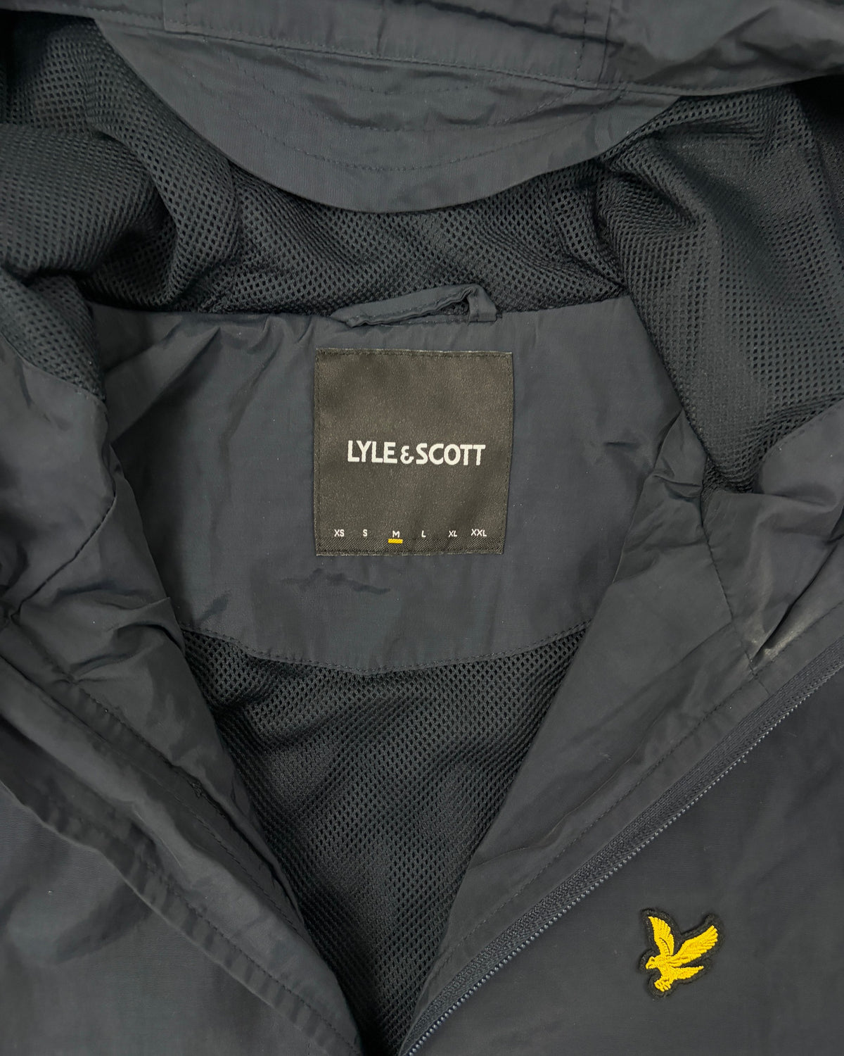 Lyle & Scott Kapuzenjacke Navy mit Mesh-Futter Größe M – Etikett