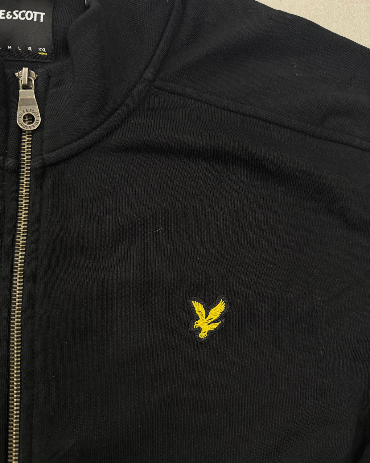 Lyle & Scott Sweatjacke Schwarz mit Stehkragen Größe 2XL – Detail