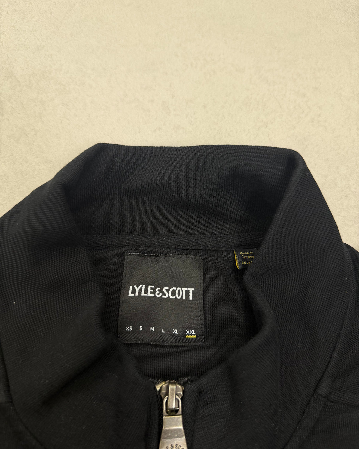 Lyle & Scott Sweatjacke Schwarz mit Stehkragen Größe 2XL – Etikett