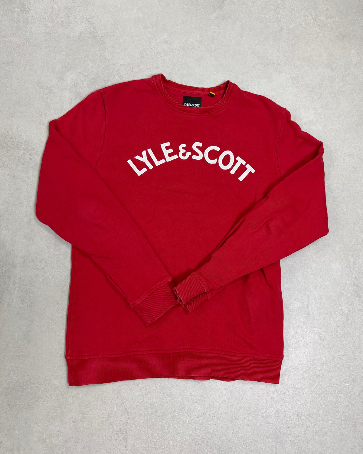 Lyle & Scott Pullover Rot mit großem Schriftzug Größe M – Vorderseite