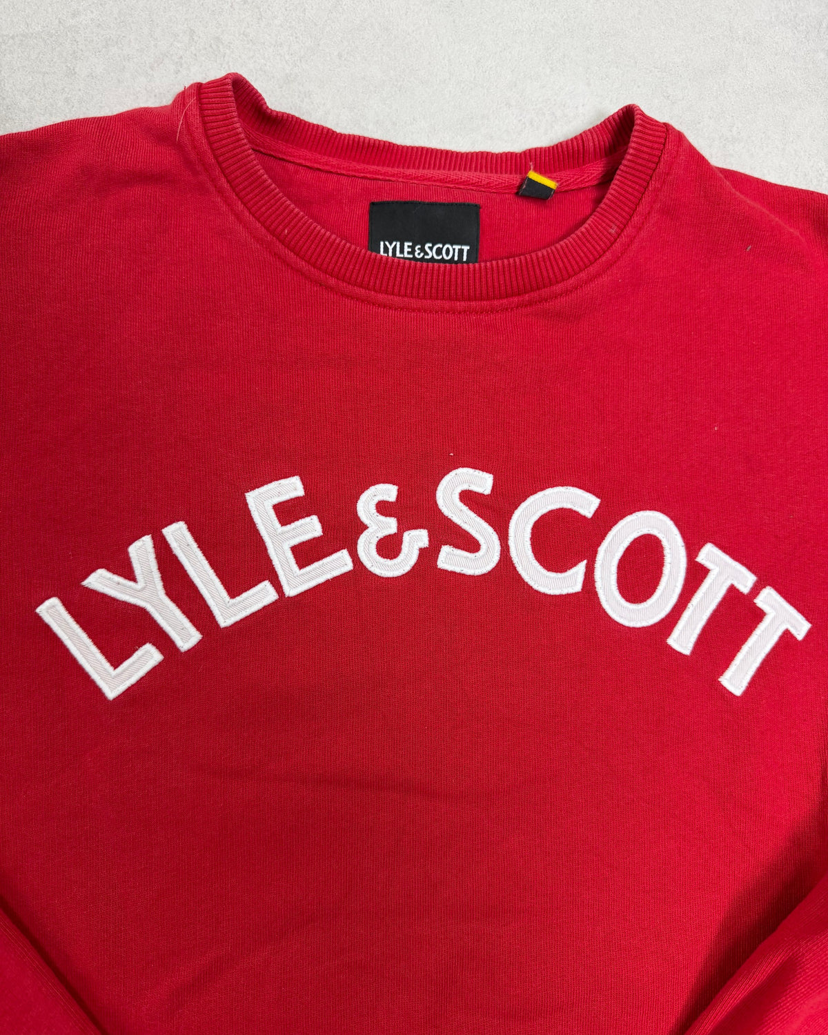 Lyle & Scott Pullover Rot mit großem Schriftzug Größe M – Detail