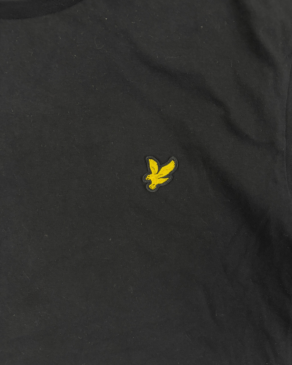 Lyle & Scott T-Shirt Schwarz mit Adler-Logo Größe L – Detail