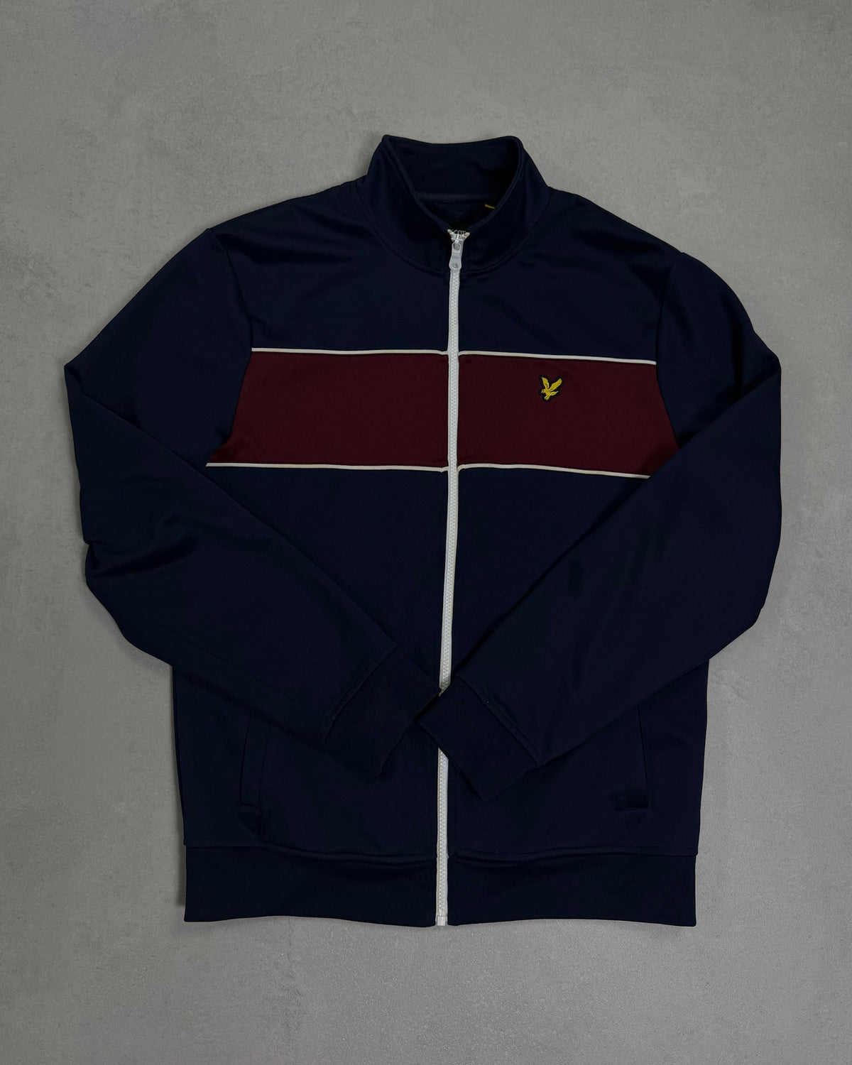 Lyle & Scott Trainingsjacke Navy mit Bordeaux-Brustblock Größe L – Vorderseite