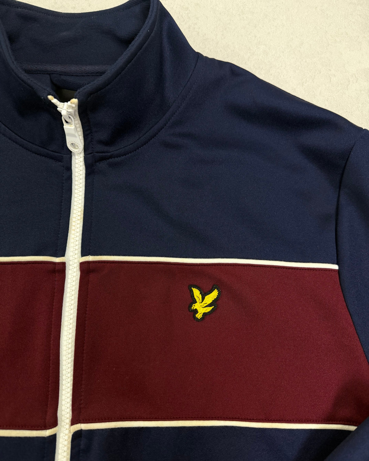 Lyle & Scott Trainingsjacke Navy mit Bordeaux-Brustblock Größe L – Detail