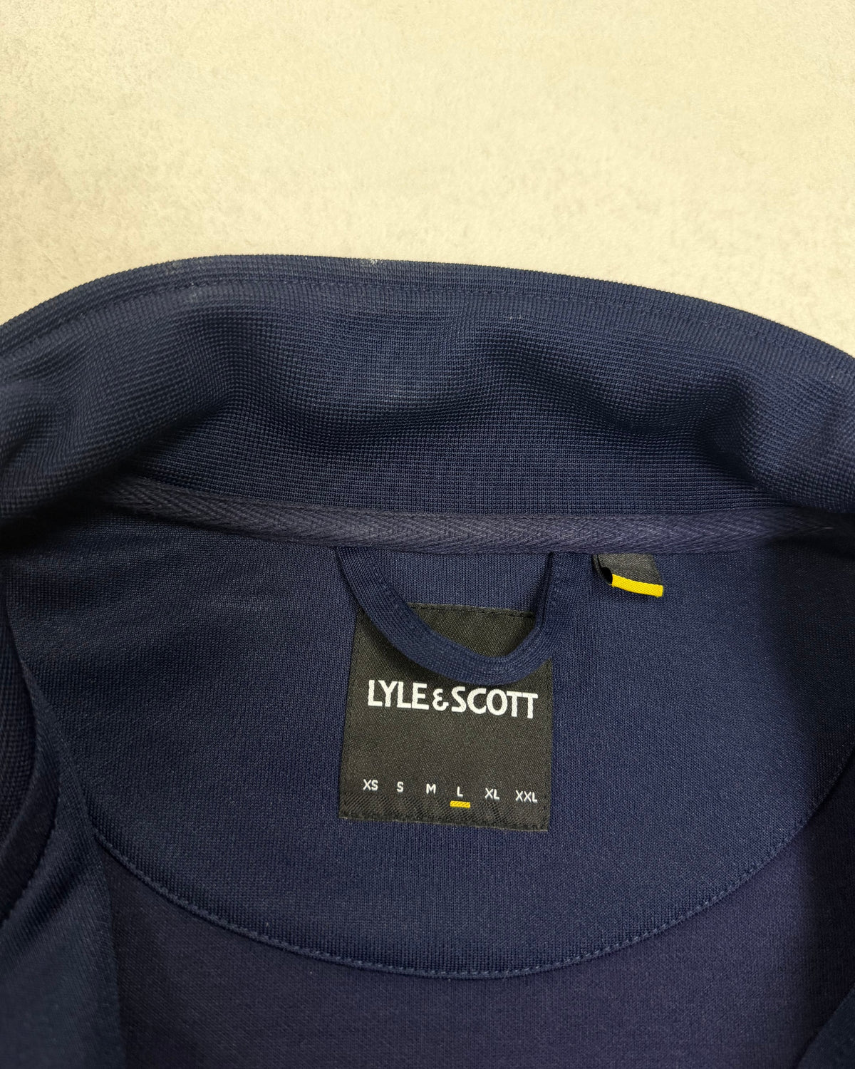 Lyle & Scott Trainingsjacke Navy mit Bordeaux-Brustblock Größe L – Etikett