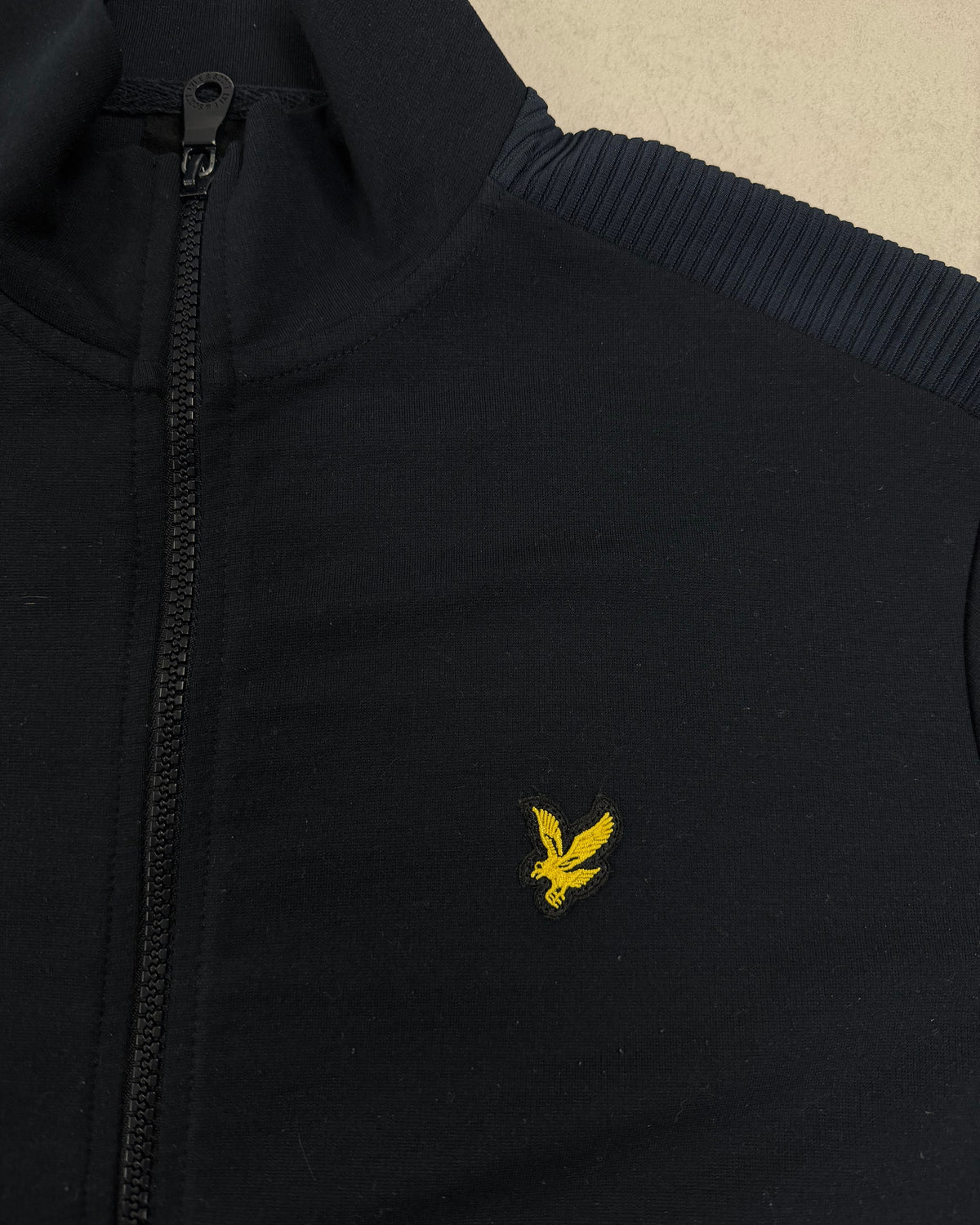Lyle & Scott Trainingsjacke Navy mit goldenem Adler Größe M – Detail