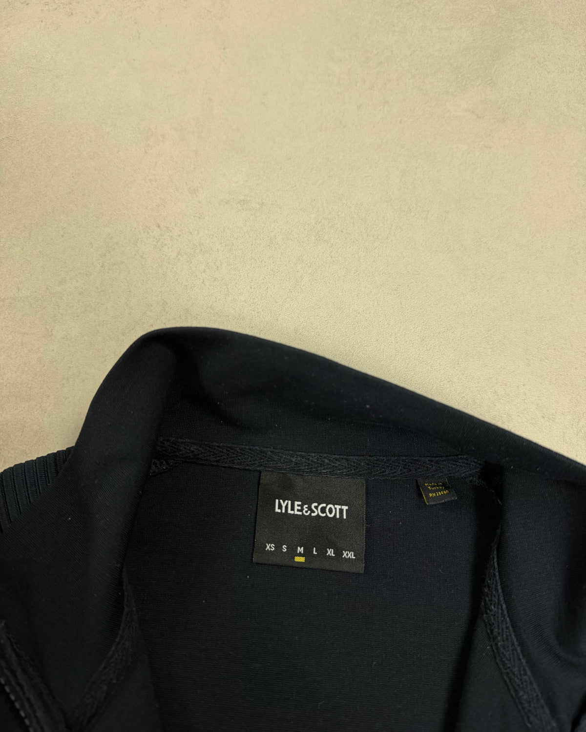 Lyle & Scott Trainingsjacke Navy mit goldenem Adler Größe M – Etikett