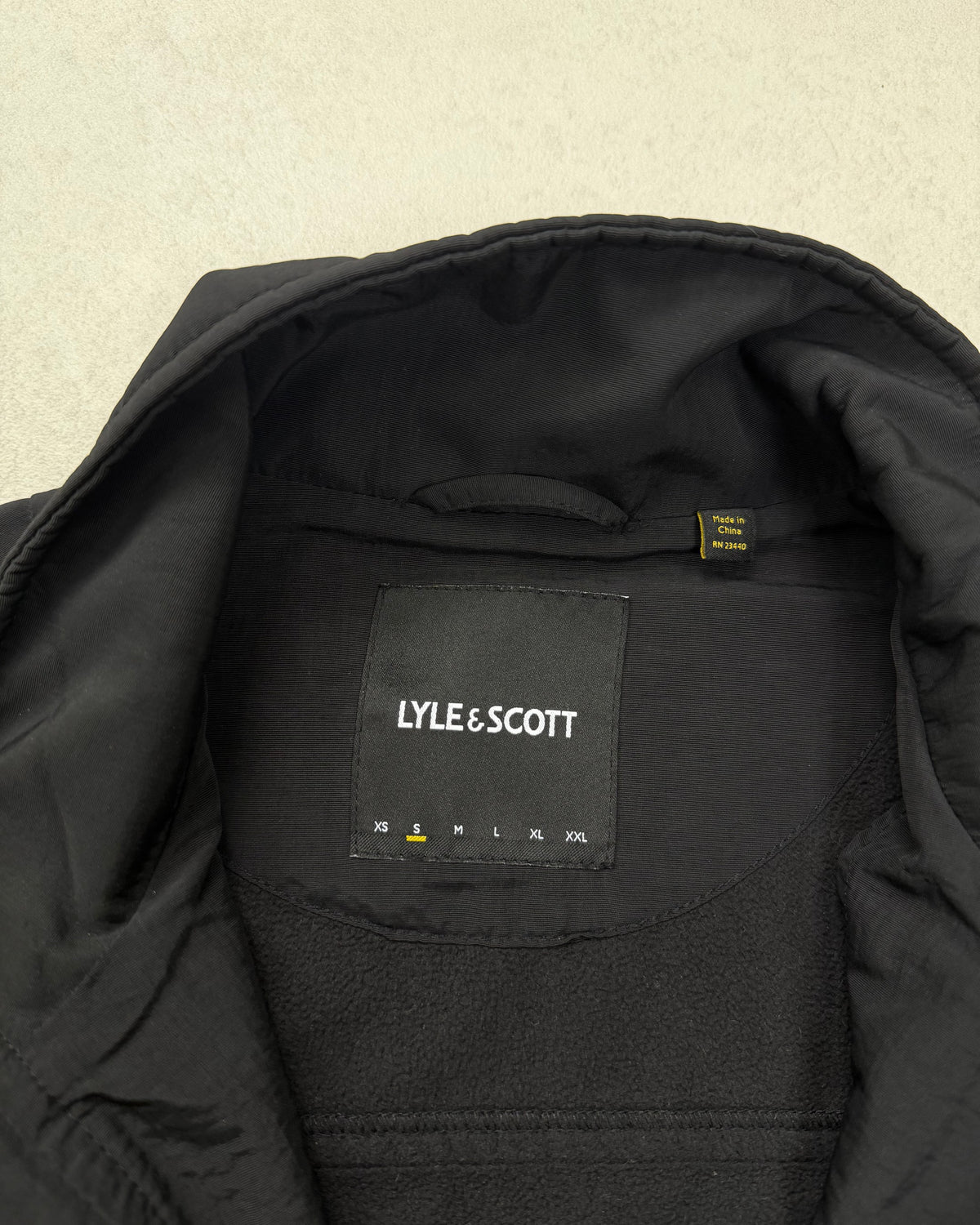 Lyle & Scott Trainingsjacke Schwarz mit gelbem Adler Größe S – Etikett