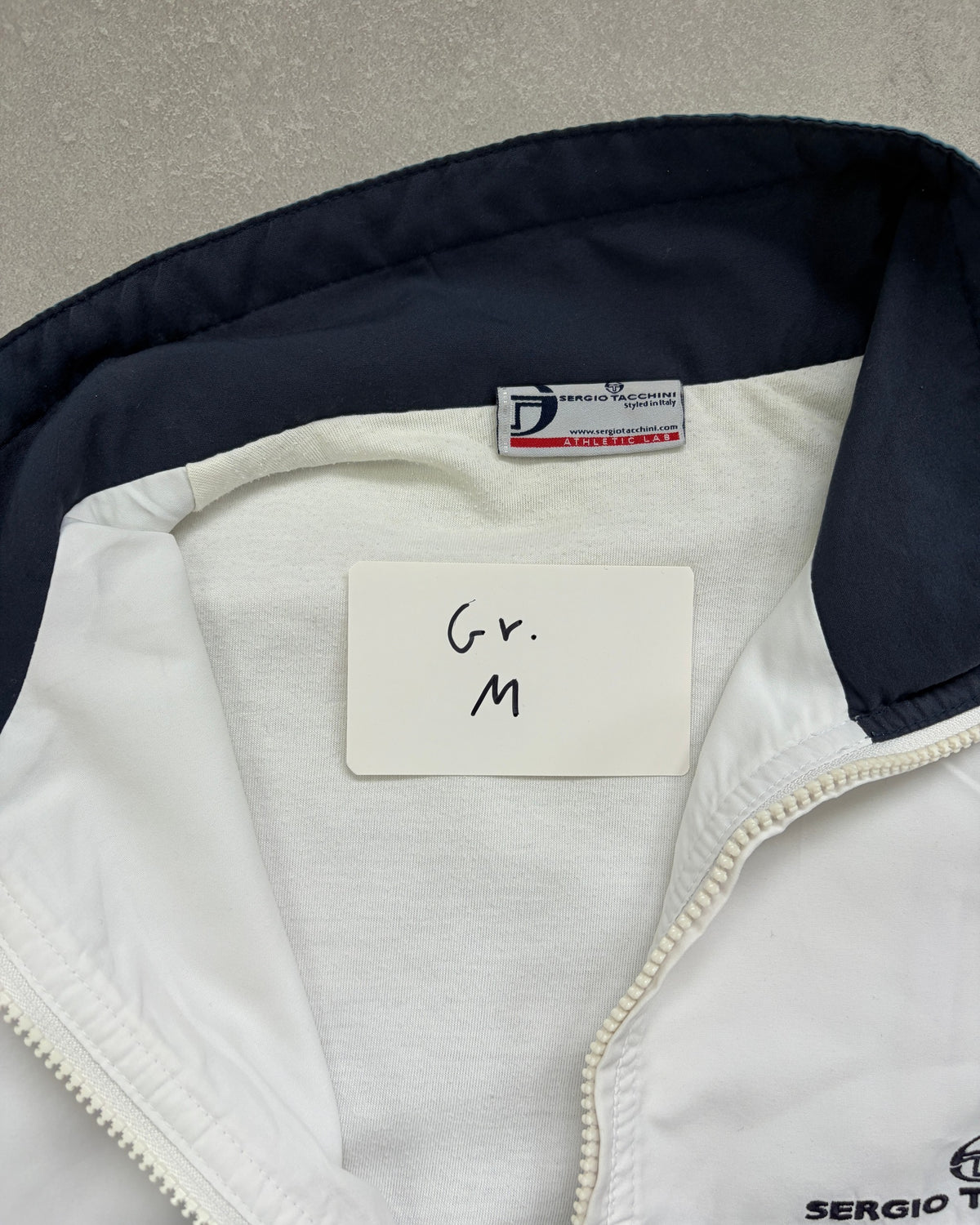 Sergio Tacchini Jacke Weiß mit Navy-Streifen Größe M – Etikett