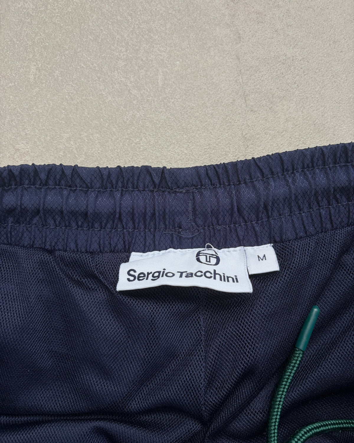 Sergio Tacchini Trainingshose Navy-Grün mit Seitenstreifen Größe M – Etikett