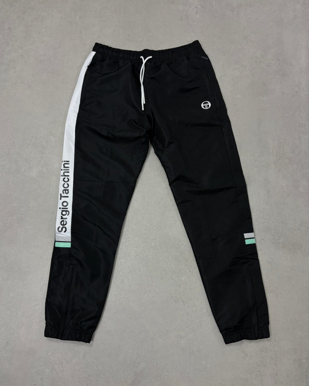 Sergio Tacchini Trainingshose Schwarz mit Seitenstreifen Größe L – Vorderseite