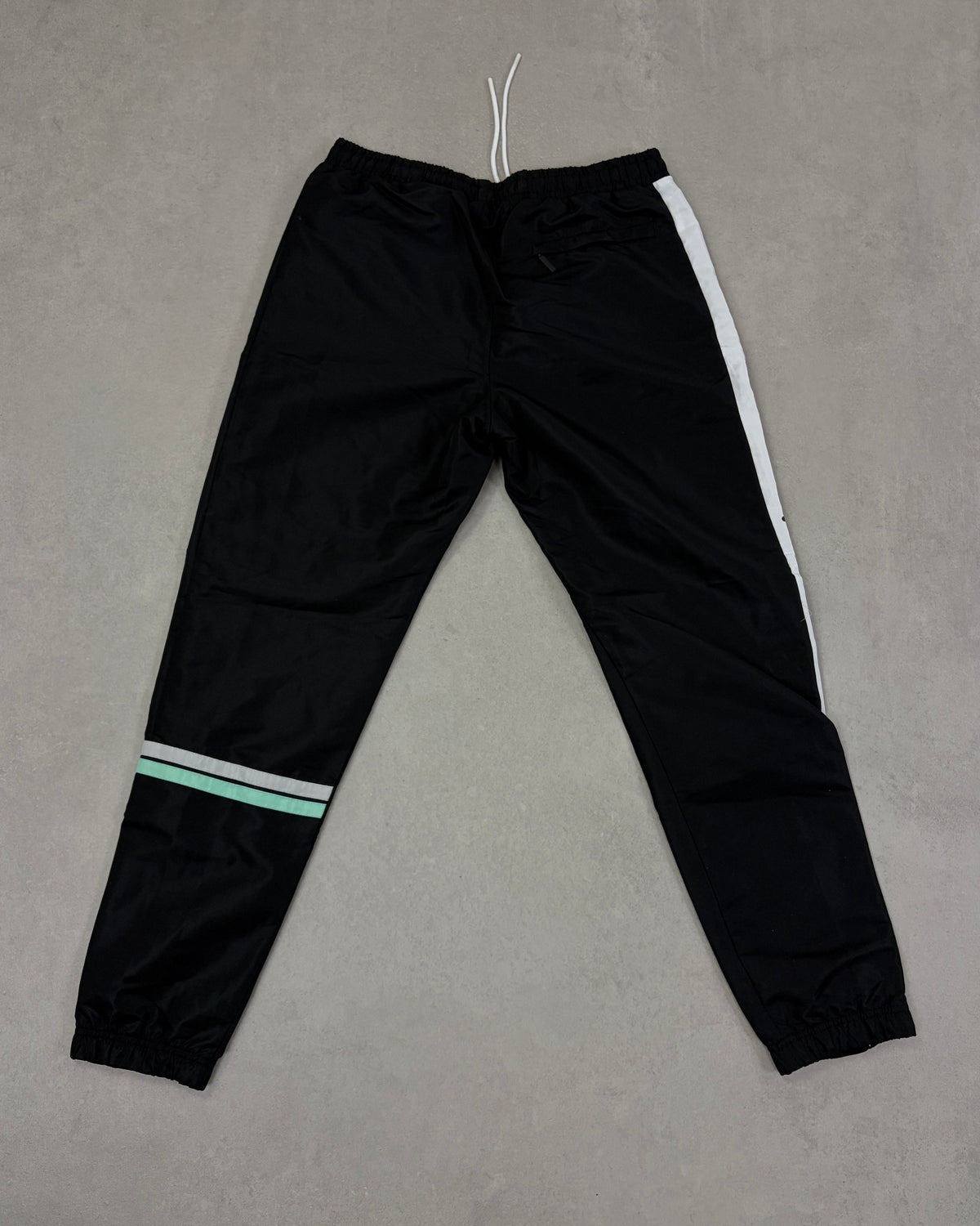 Sergio Tacchini Trainingshose Schwarz mit Seitenstreifen Größe L – Rückseite