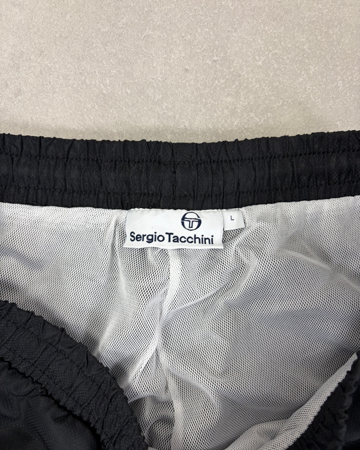 Sergio Tacchini Trainingshose Schwarz mit Seitenstreifen Größe L – Etikett