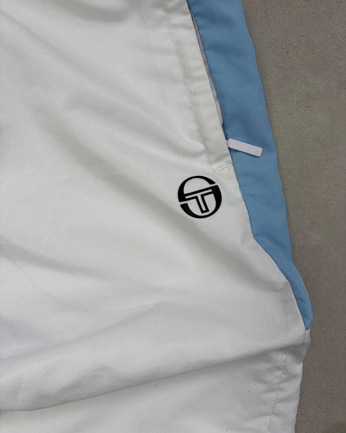 Sergio Tacchini Trainingshose Weiß mit hellblauen Streifen Größe M – Detail