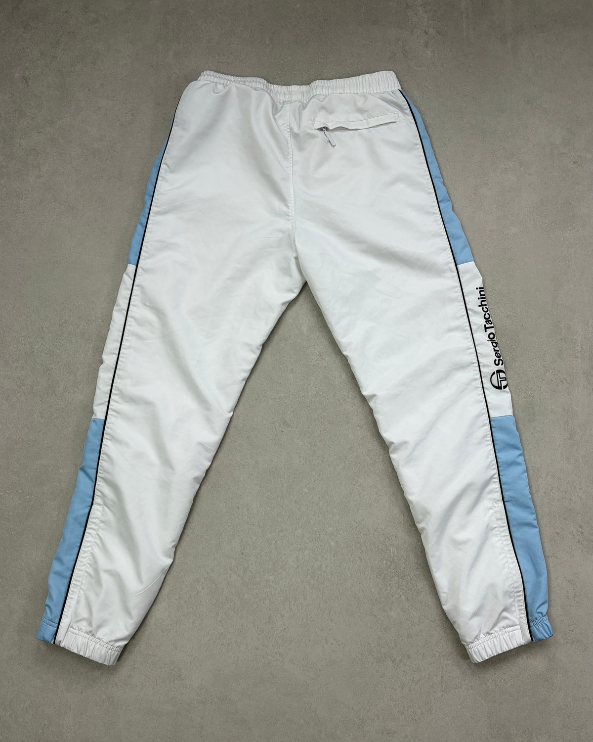 Sergio Tacchini Trainingshose Weiß mit hellblauen Streifen Größe M – Rückseite