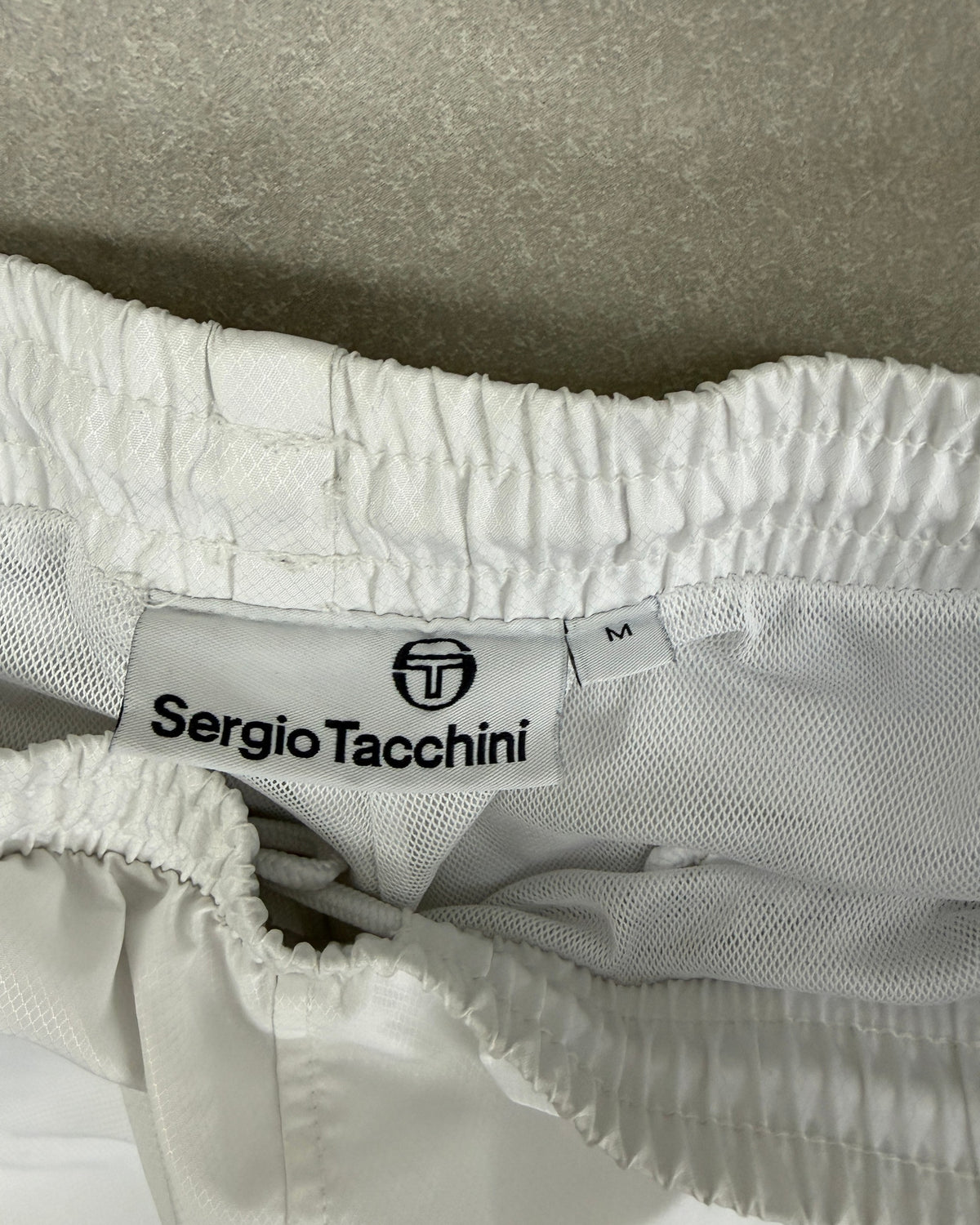 Sergio Tacchini Trainingshose Weiß mit hellblauen Streifen Größe M – Etikett