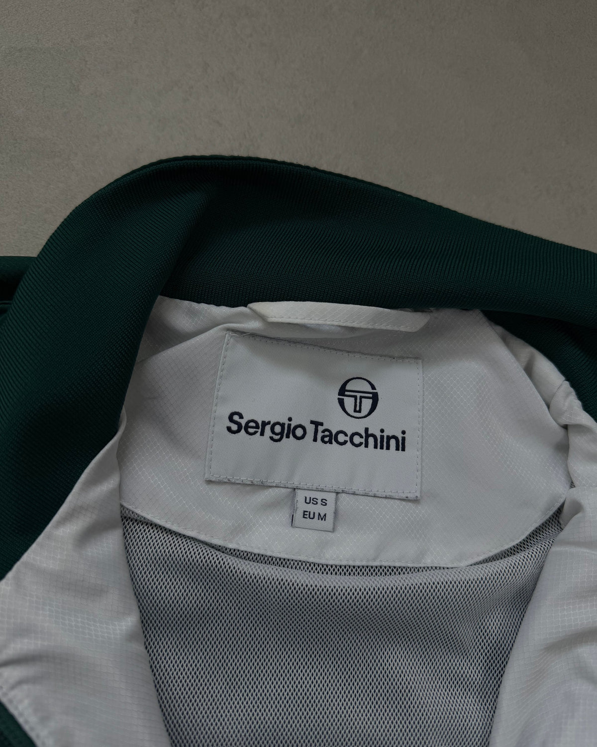 Sergio Tacchini Trainingsjacke Dunkelgrün-Weiß Größe M – Etikett