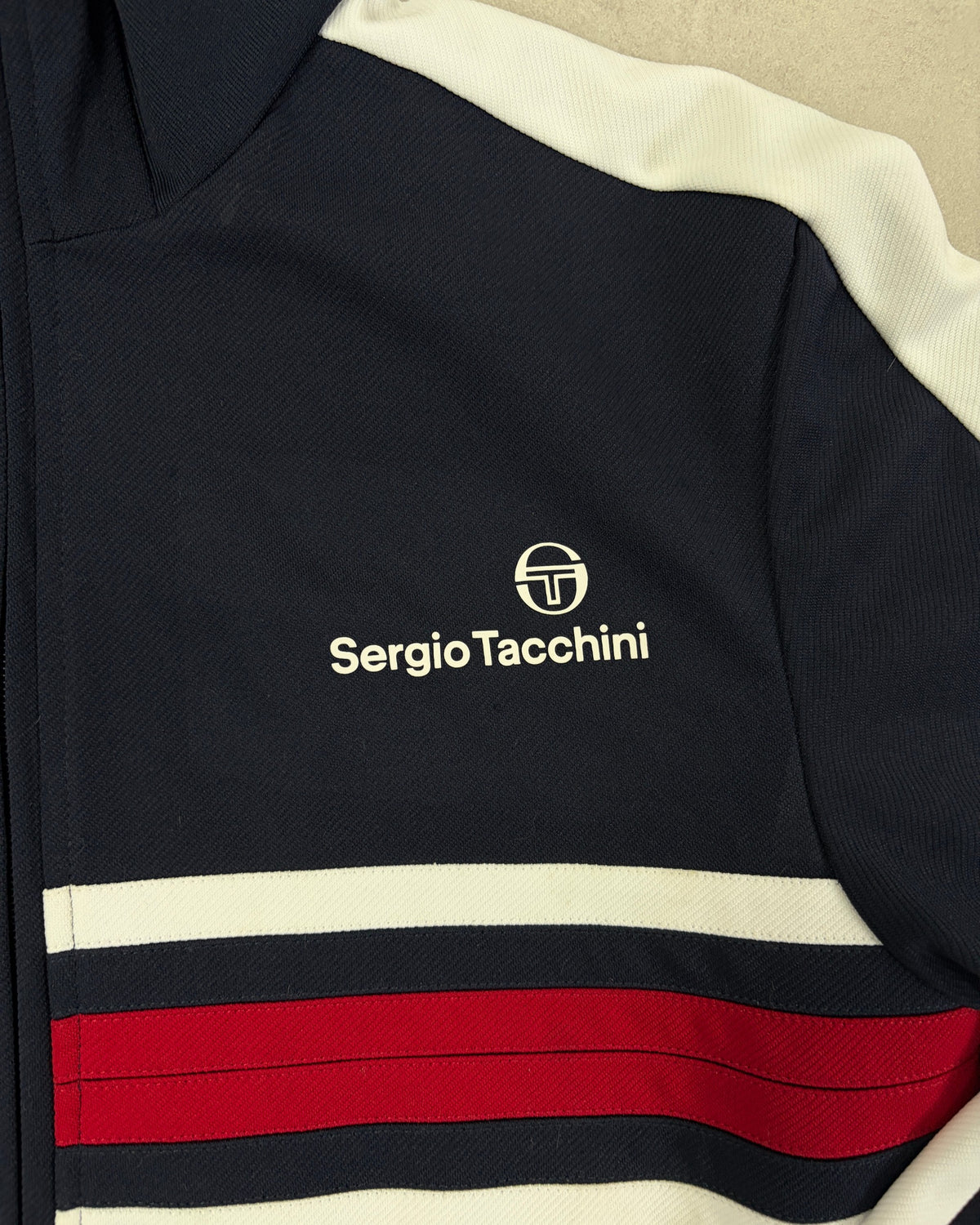 Sergio Tacchini Trainingsjacke Navy mit Creme-Rot-Streifen Größe M – Detail