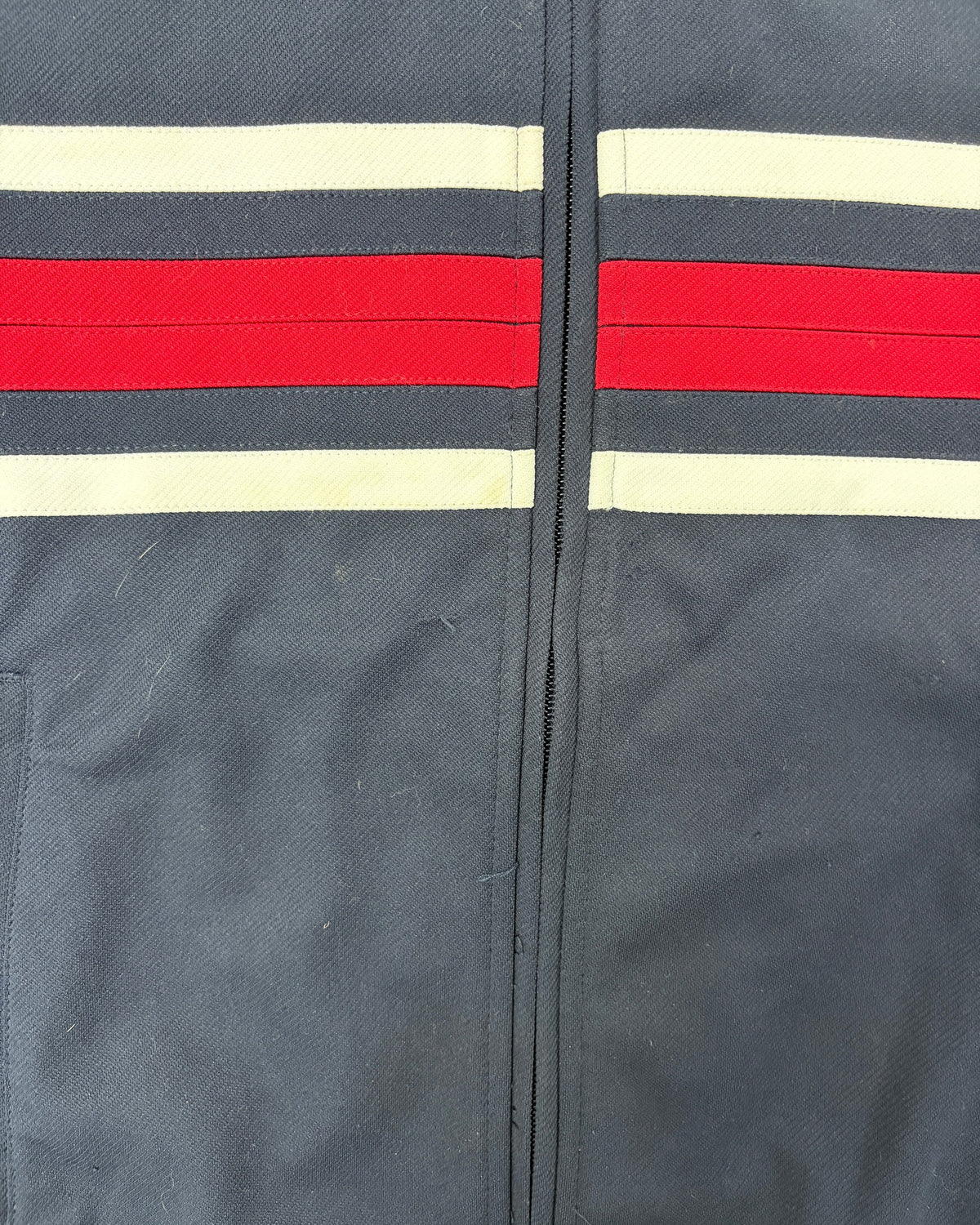 Sergio Tacchini Trainingsjacke Navy mit Creme-Rot-Streifen Größe M – Detail