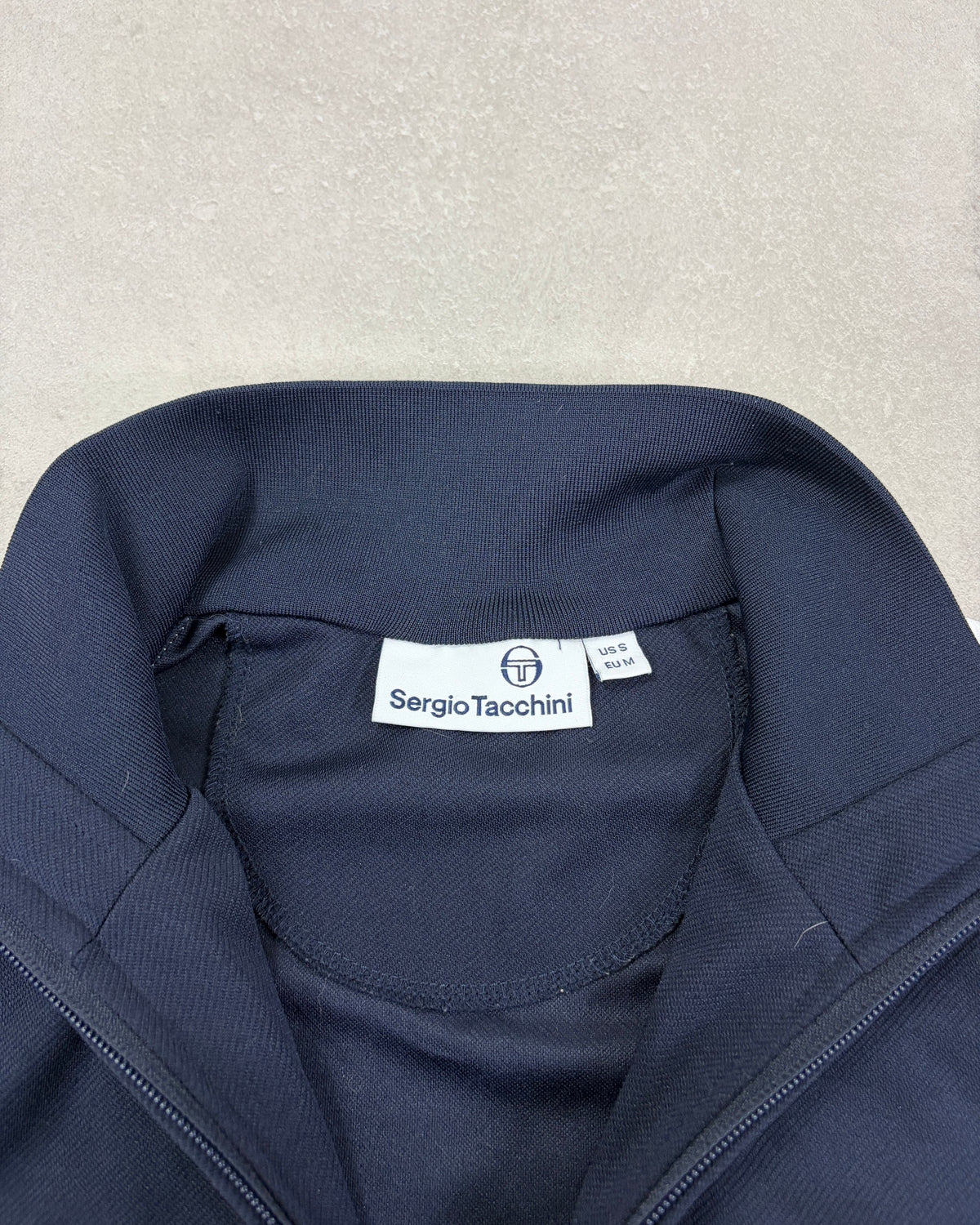 Sergio Tacchini Trainingsjacke Navy mit Creme-Rot-Streifen Größe M – Etikett