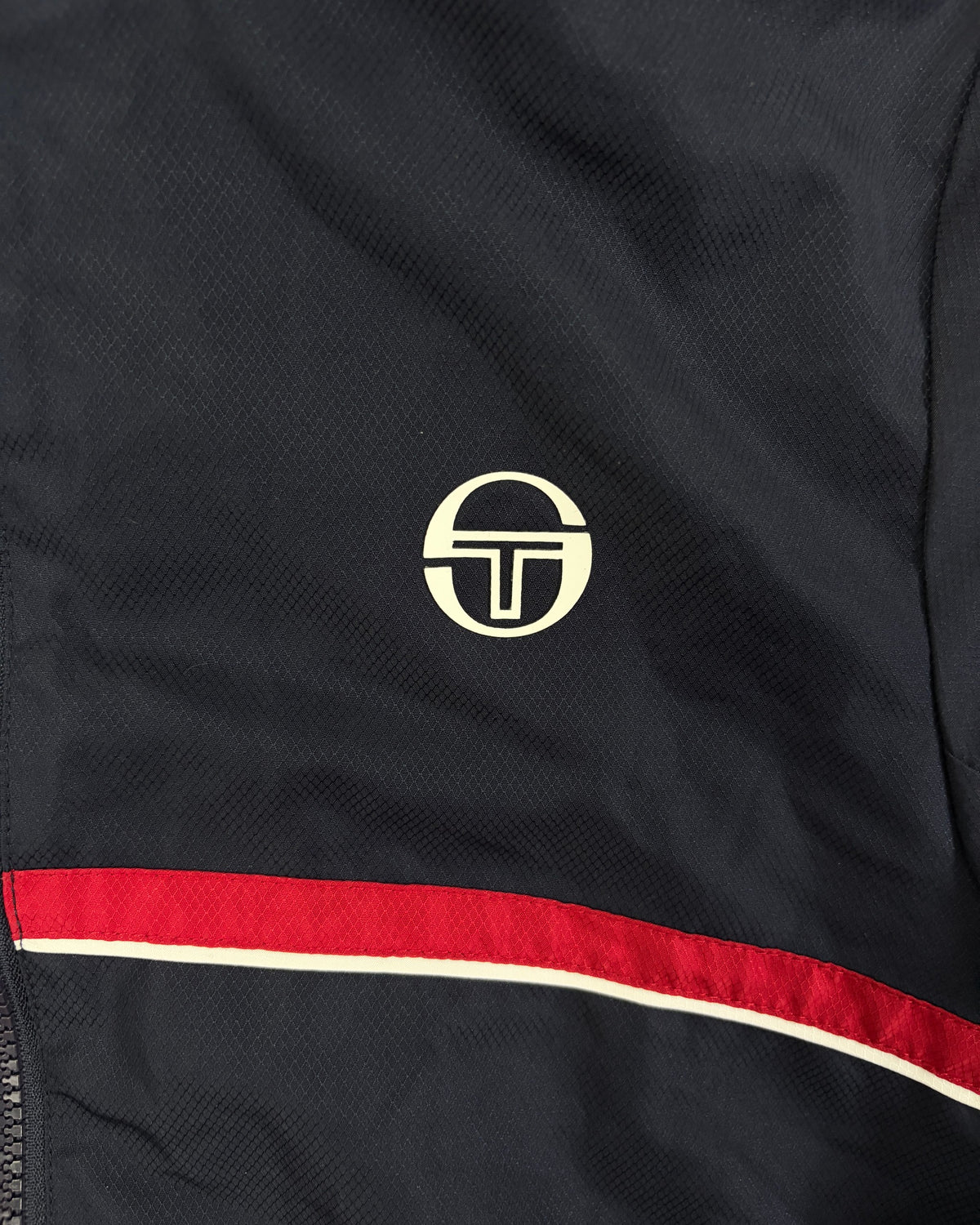 Sergio Tacchini Trainingsjacke Navy mit Rot-Weiß-Streifen Größe S – Detail